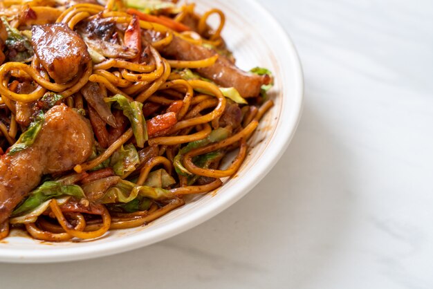 nouilles au yakisoba sautées au porc