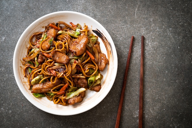 Photo nouilles au yakisoba sautées au porc