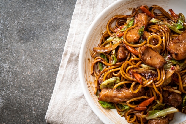 nouilles au yakisoba sautées au porc