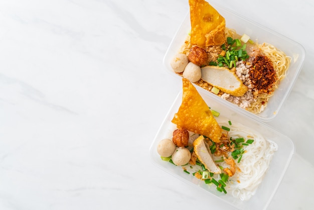 nouilles aux boulettes de poisson et porc haché