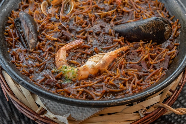 Nouilles aux fruits de mer dans une poêle