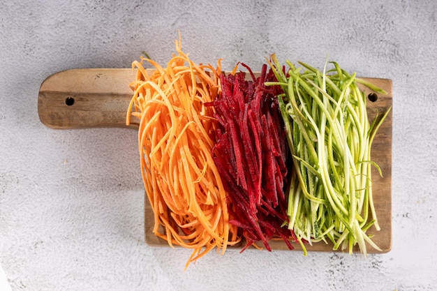 Nouilles aux légumes Carottes hachées Betteraves et courgettes