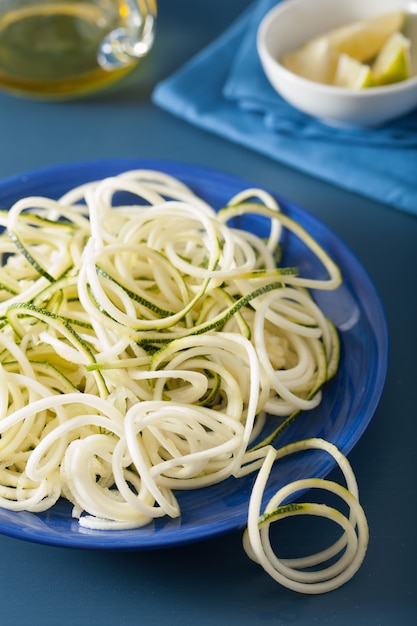 Nouilles aux légumes crus spiralés et courgettes