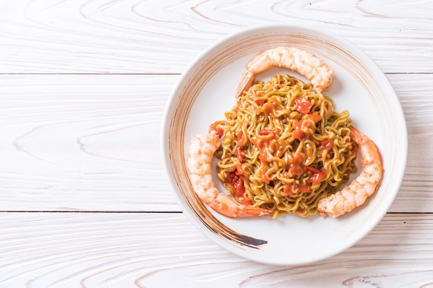 nouilles aux légumes avec sauce tomates et crevettes