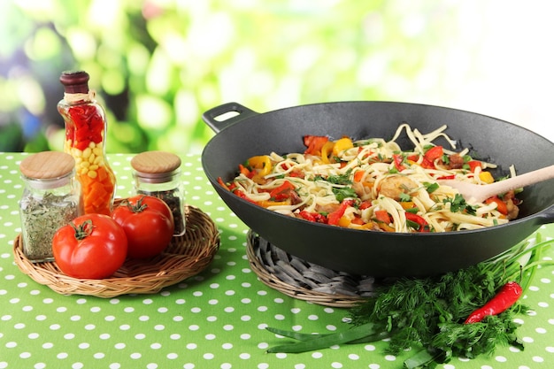 Nouilles aux légumes sur wok sur fond de nature