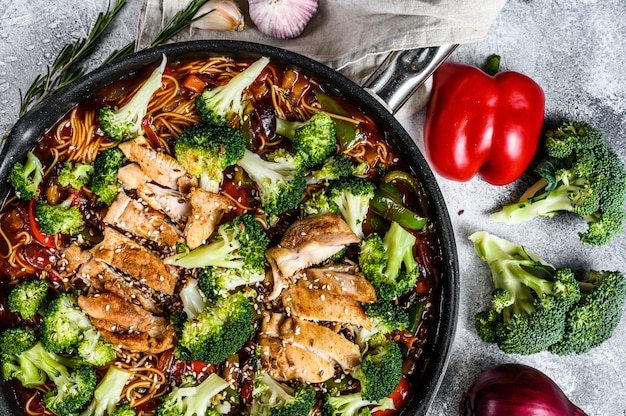 Nouilles aux œufs asiatiques avec des légumes et de la viande sur la plaque de cuisson. Vue de dessus