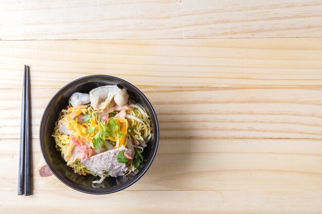 Nouilles aux oeufs chinois et porc sur la table en bois