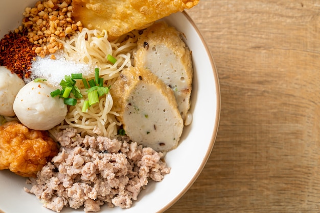 nouilles aux œufs épicées avec boulettes de poisson et boulettes de crevettes sans soupe - cuisine asiatique