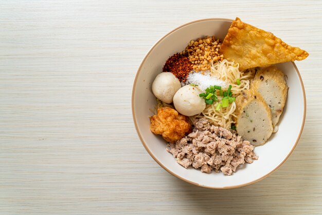 nouilles aux œufs épicées avec boulettes de poisson et boulettes de crevettes sans soupe. Style de cuisine asiatique