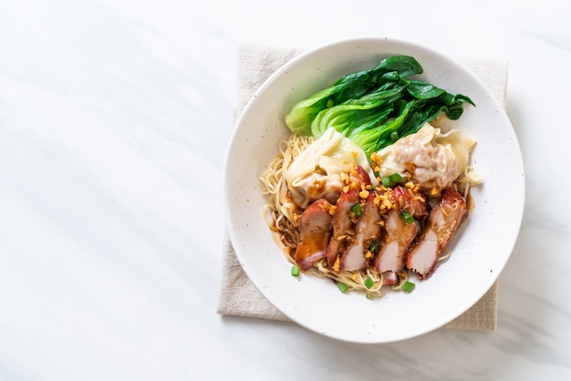 nouilles aux oeufs avec porc rôti rouge et wonton