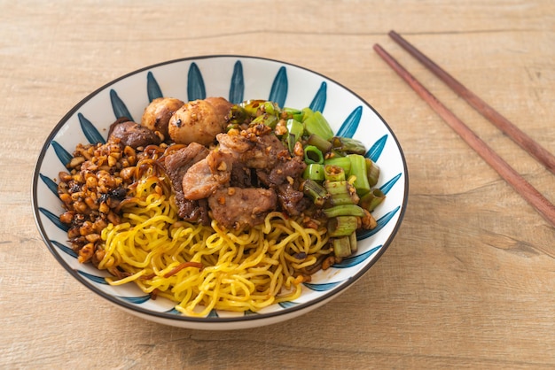 nouilles aux œufs séchées avec porc et boulette de viande - style nouilles thaïlandaises