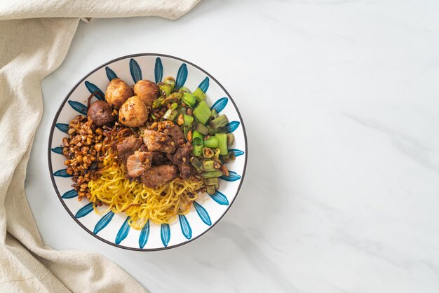 Nouilles aux œufs séchées avec porc et boulette de viande