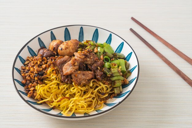 nouilles aux œufs séchées avec porc et boulettes de viande - style nouilles thaïlandaises