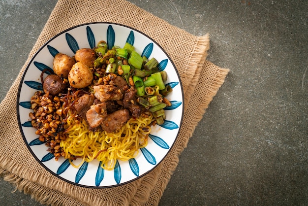 nouilles aux œufs séchées avec porc et boulettes de viande - style nouilles thaïlandaises