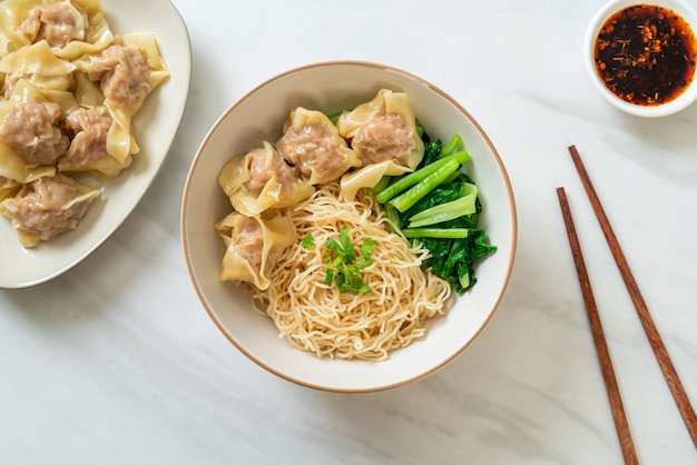 nouilles aux œufs séchées avec wonton de porc ou boulettes de porc sans soupe style asiatique