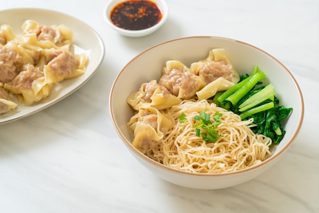 nouilles aux œufs séchées avec wonton de porc ou boulettes de porc sans soupe style de cuisine asiatique