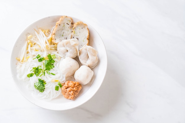 nouilles avec boule de poisson dans la soupe