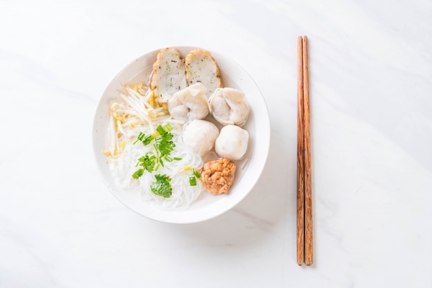 nouilles avec boule de poisson dans la soupe