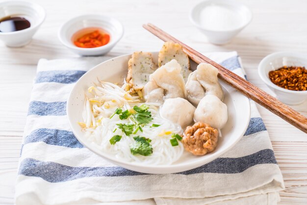 nouilles avec boule de poisson dans la soupe