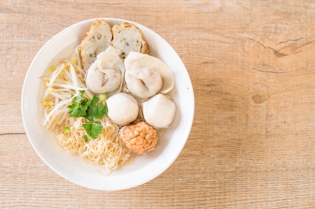 nouilles avec boule de poisson dans la soupe