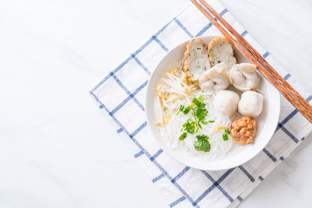 nouilles avec boule de poisson dans la soupe