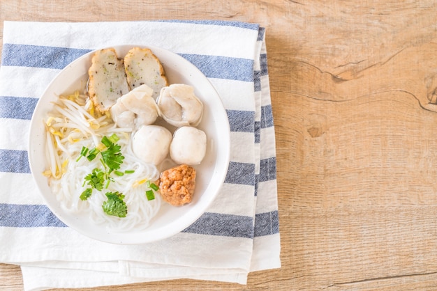 nouilles avec boule de poisson dans la soupe