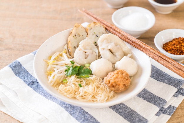 nouilles avec boule de poisson dans la soupe