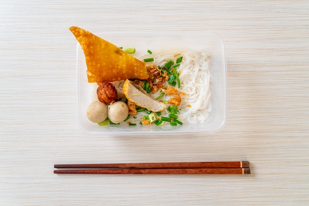 nouilles avec boule de poisson et porc haché