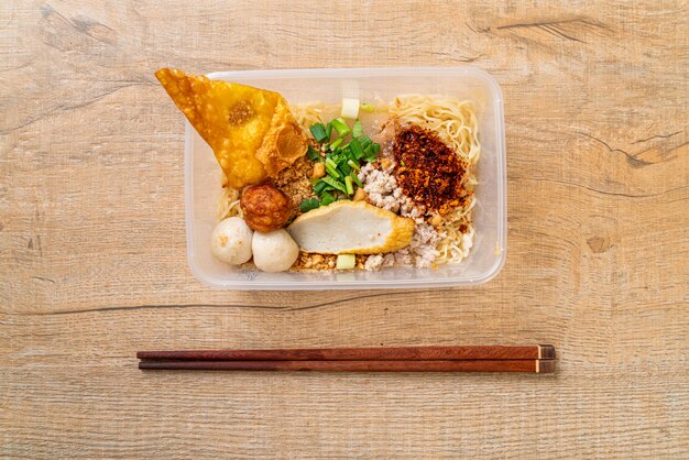 nouilles avec boule de poisson et porc haché