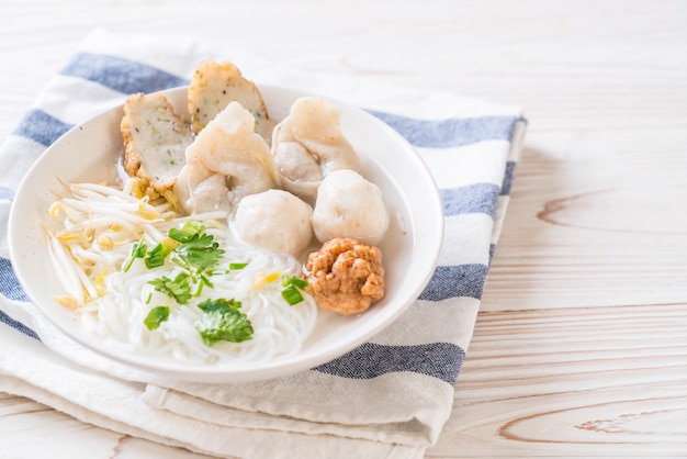 nouilles avec une boule de poisson en soupe