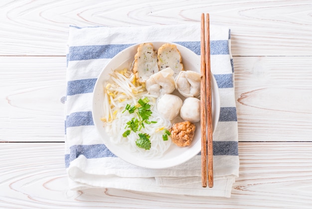 nouilles avec une boule de poisson en soupe