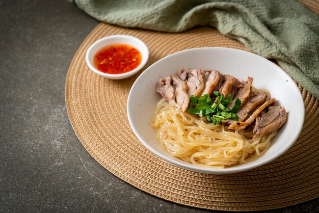 nouilles de canard séchées dans un bol blanc - style de cuisine asiatique