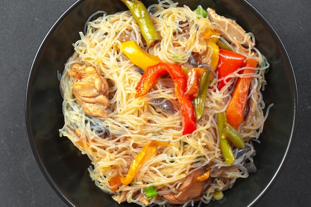 Nouilles chinoises aux légumes dans une assiette noire Riz asiatique ou nouilles en cristal ou nouilles en verre avec