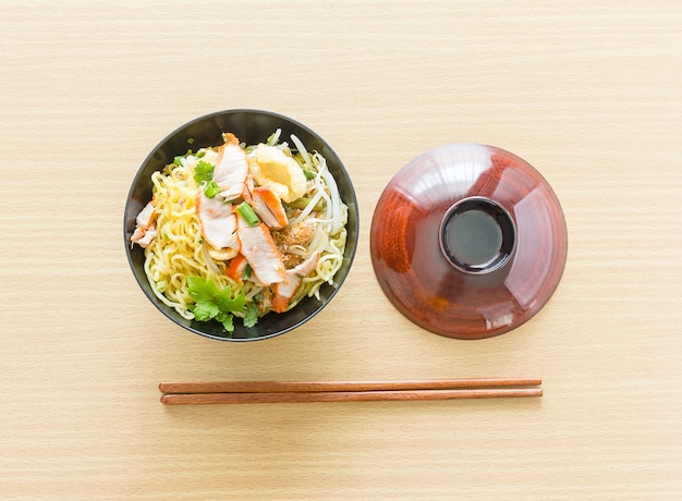 Nouilles chinoises sur la table de la cuisine