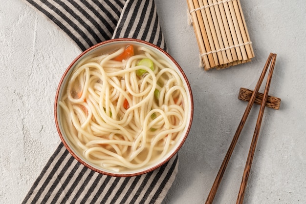 Nouilles chinoises ou udon aux légumes et baguettes