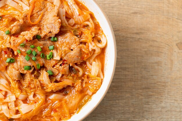 Nouilles coréennes de ramen d'udon avec du porc dans la soupe de kimchi - style de cuisine asiatique