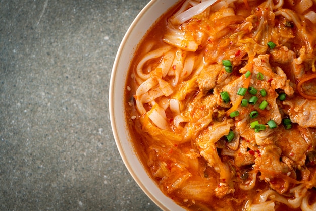 Nouilles coréennes de ramen d'udon avec du porc dans la soupe de kimchi - style de cuisine asiatique