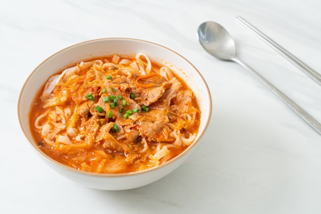 Nouilles coréennes de ramen d'udon avec du porc dans la soupe de kimchi - style de cuisine asiatique