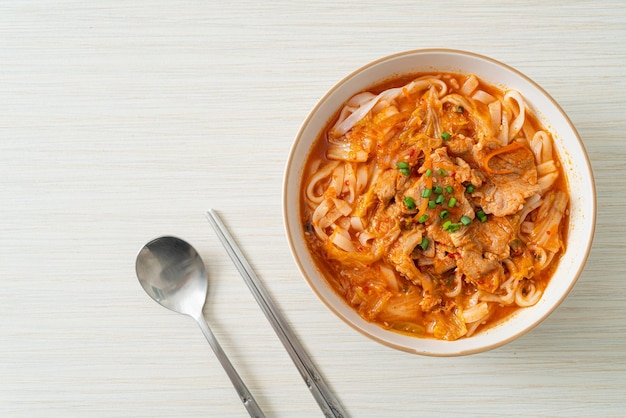 Nouilles coréennes de ramen d'udon avec du porc dans la soupe de kimchi - style de cuisine asiatique