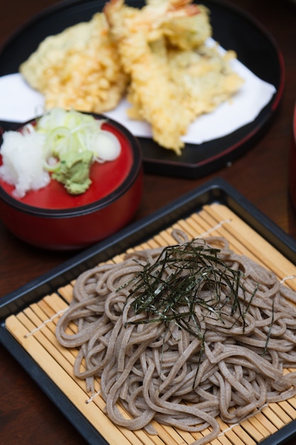 Nouilles et crevettes panées. Soba aux nouilles tempura. nourriture japonaise