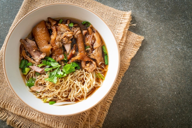 Nouilles de cuisse de porc cuites dans une soupe brune