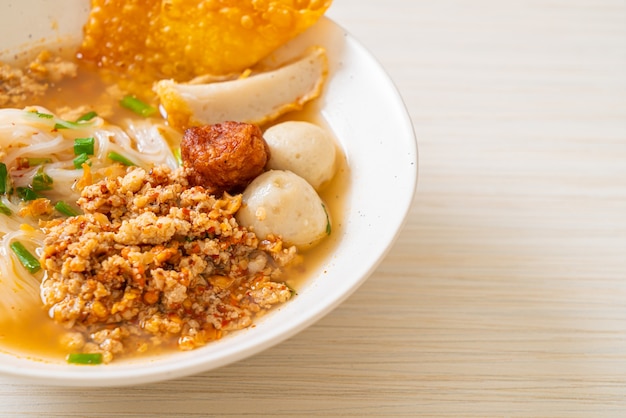 nouilles épicées avec boule de poisson et porc haché (nouilles Tom Yum) - style de cuisine asiatique
