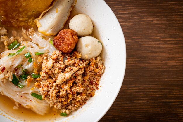 Nouilles épicées Avec Boule De Poisson Et Porc Haché (nouilles Tom Yum)