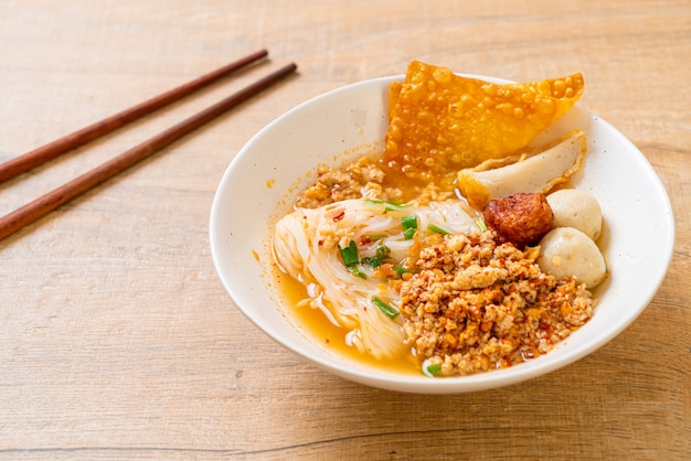 nouilles épicées avec boule de poisson et porc haché (nouilles Tom Yum)