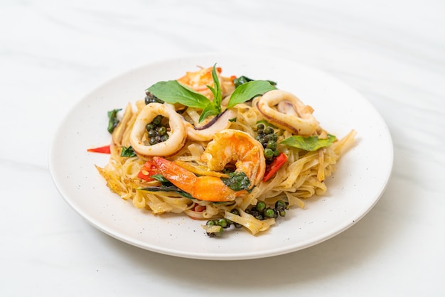 nouilles épicées sautées aux fruits de mer (Pad Cha Talay) - cuisine thaïlandaise