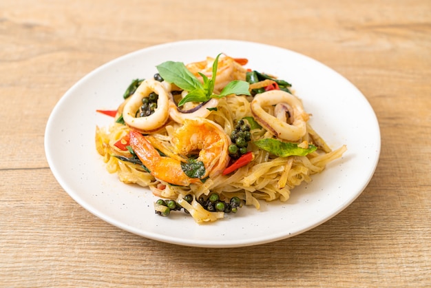 nouilles épicées sautées aux fruits de mer (Pad Cha Talay) - style thaïlandais