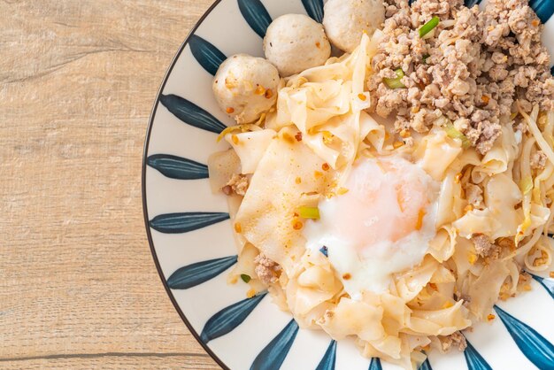 Nouilles épicées séchées avec boulettes de viande de porc hachées et œuf