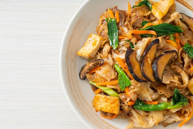 des nouilles frites avec du tofu et des légumes