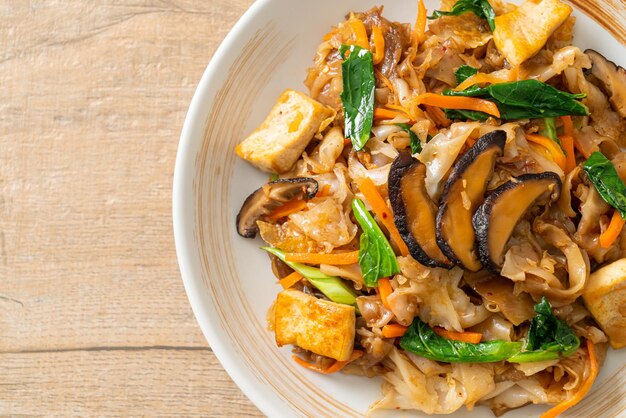 des nouilles frites avec du tofu et des légumes