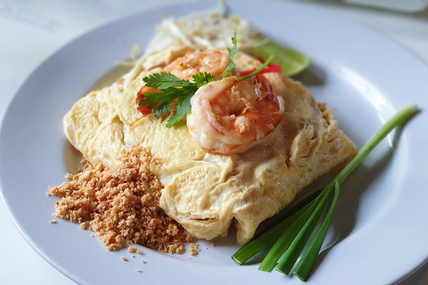 Nouilles Frites Enveloppées d'Oeufs, Cuisine Thaïlandaise